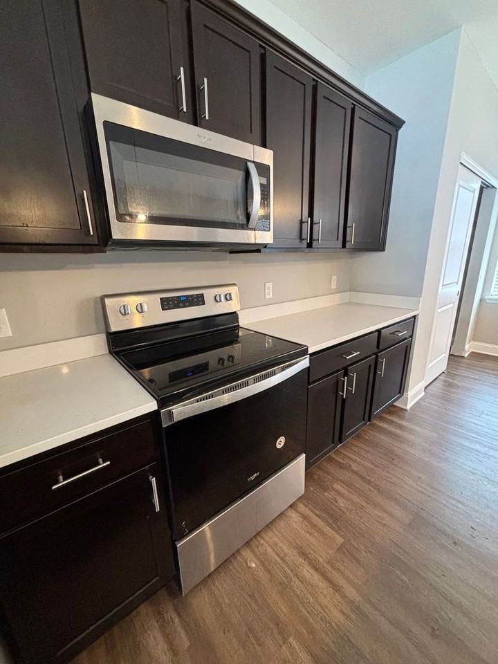 82 Hawthorne Dr - Photo 3 of 19