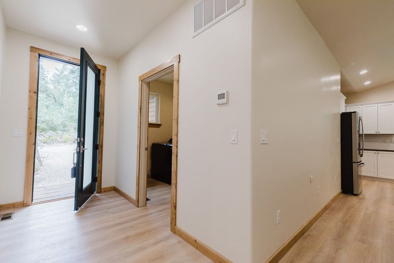 1084 Woodlands Way - Photo 3 of 39