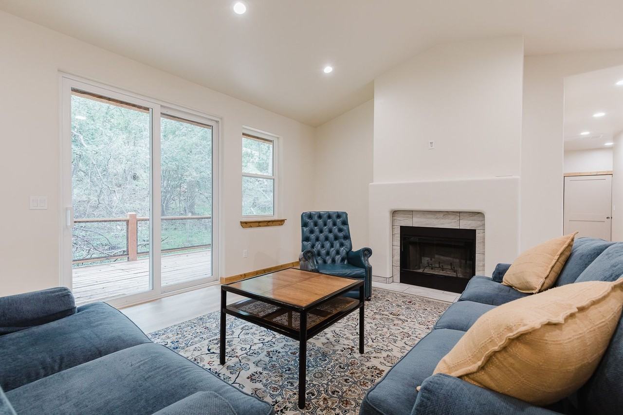 1084 Woodlands Way - Photo 4 of 39