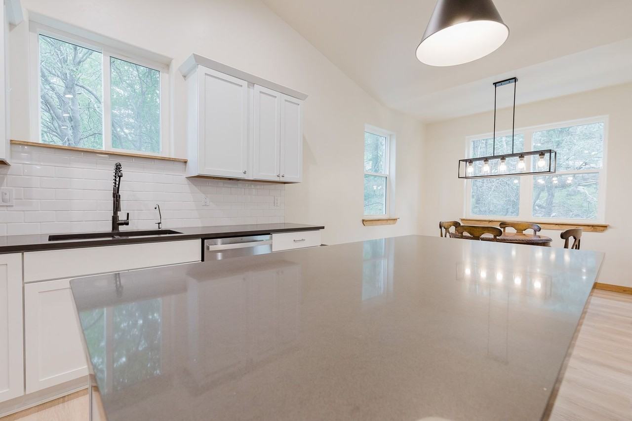 1084 Woodlands Way - Photo 5 of 39