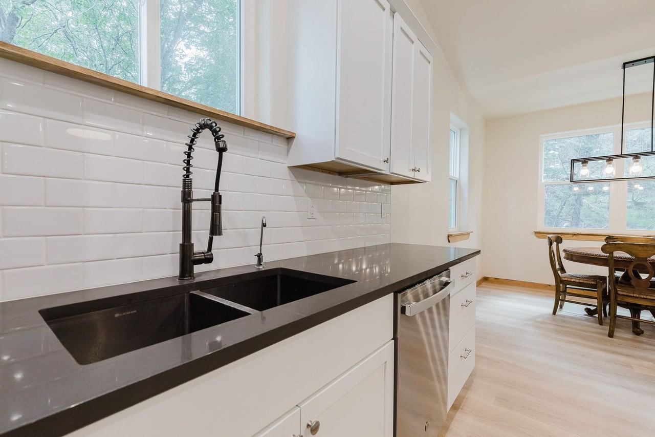 1084 Woodlands Way - Photo 6 of 39