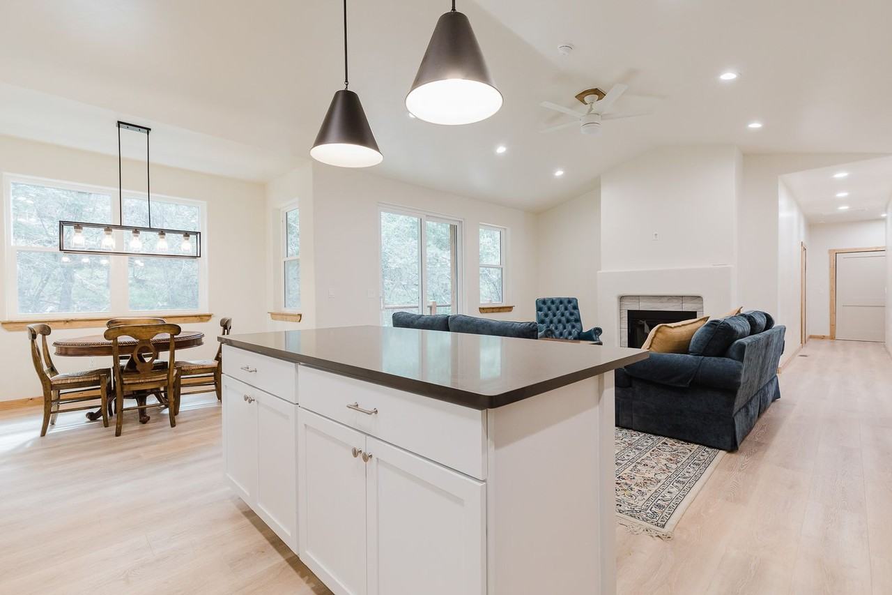 1084 Woodlands Way - Photo 7 of 39