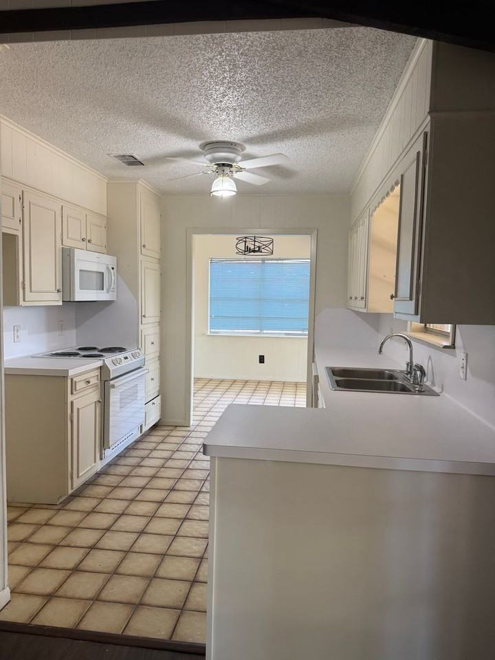 1221 Trailwood Ln - Photo 6 of 20