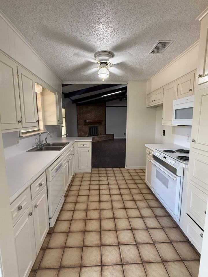 1221 Trailwood Ln - Photo 7 of 20