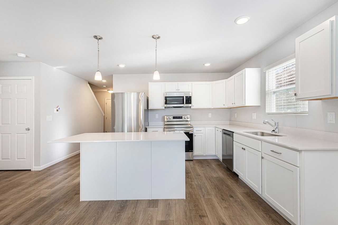 390 Catherine Ave - Photo 4 of 24