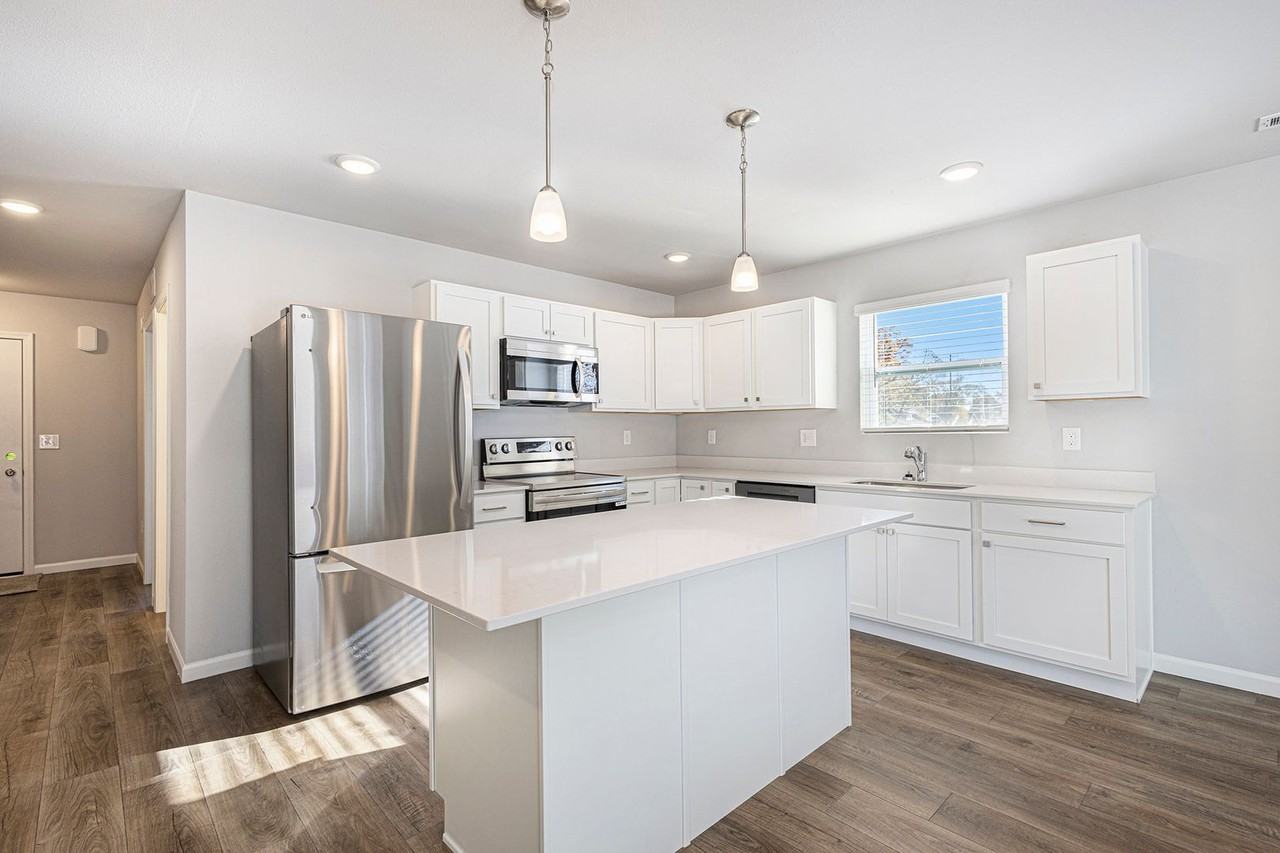 586 Allen Ave - Photo 3 of 25