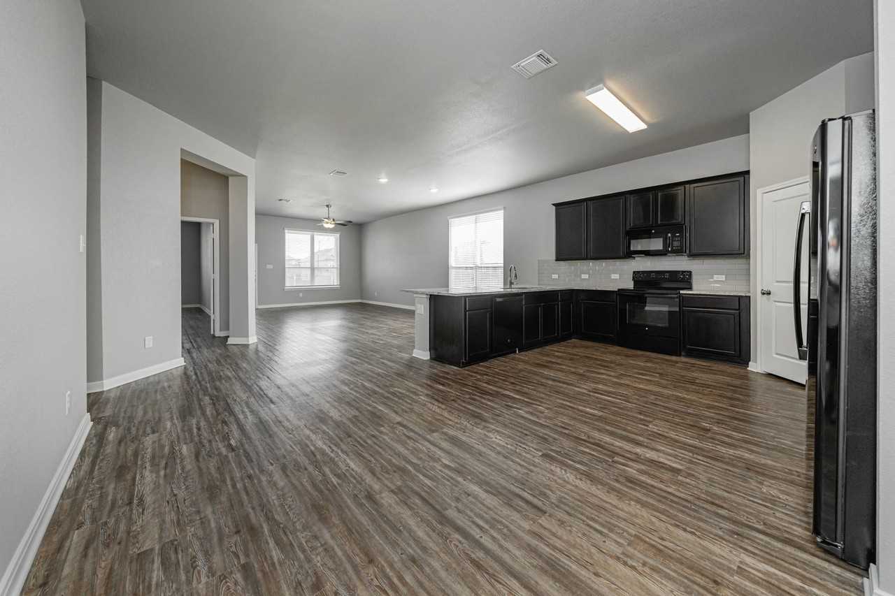 521 Fallbrook Dr - Photo 3 of 50