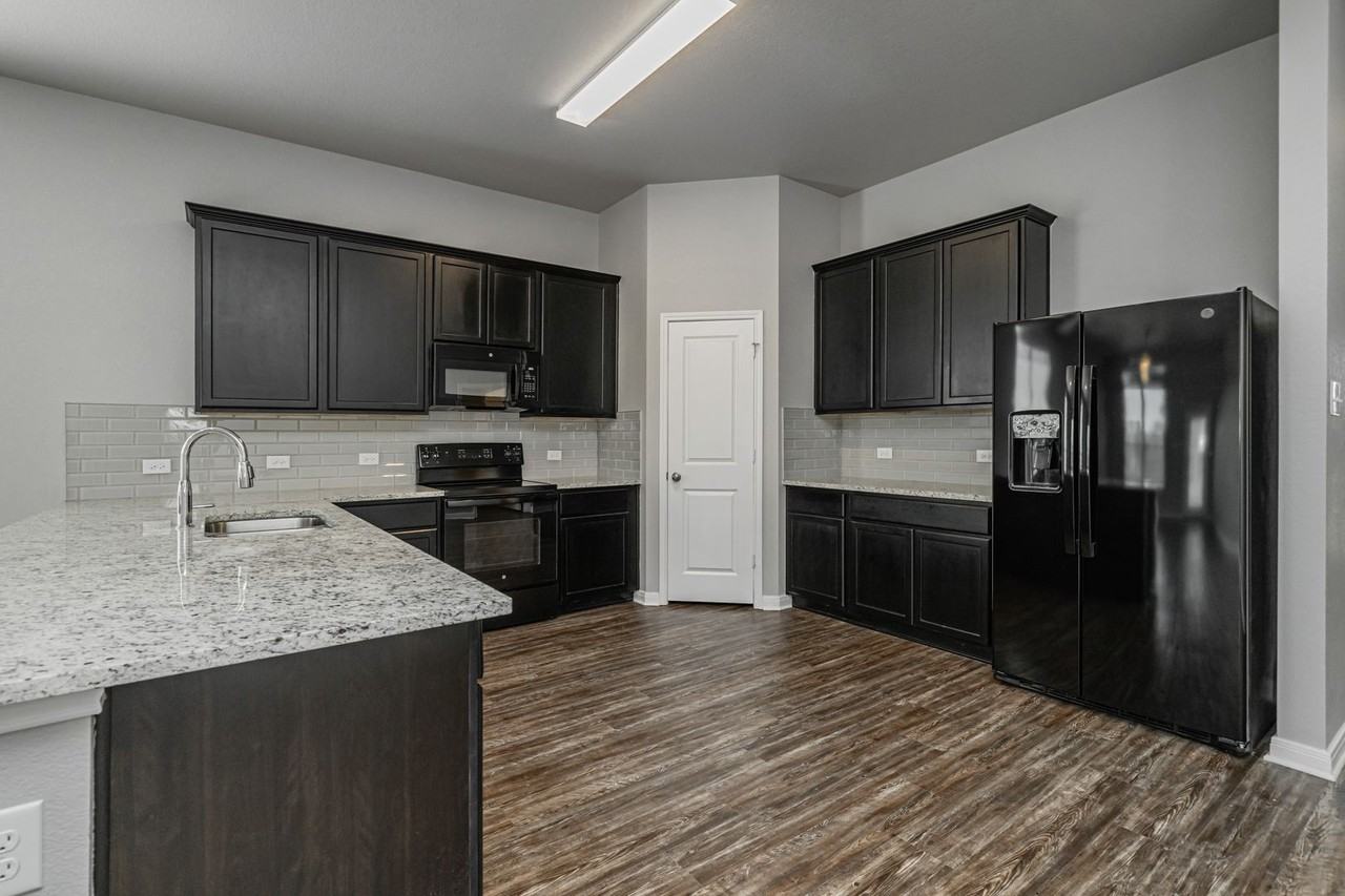 521 Fallbrook Dr - Photo 5 of 50