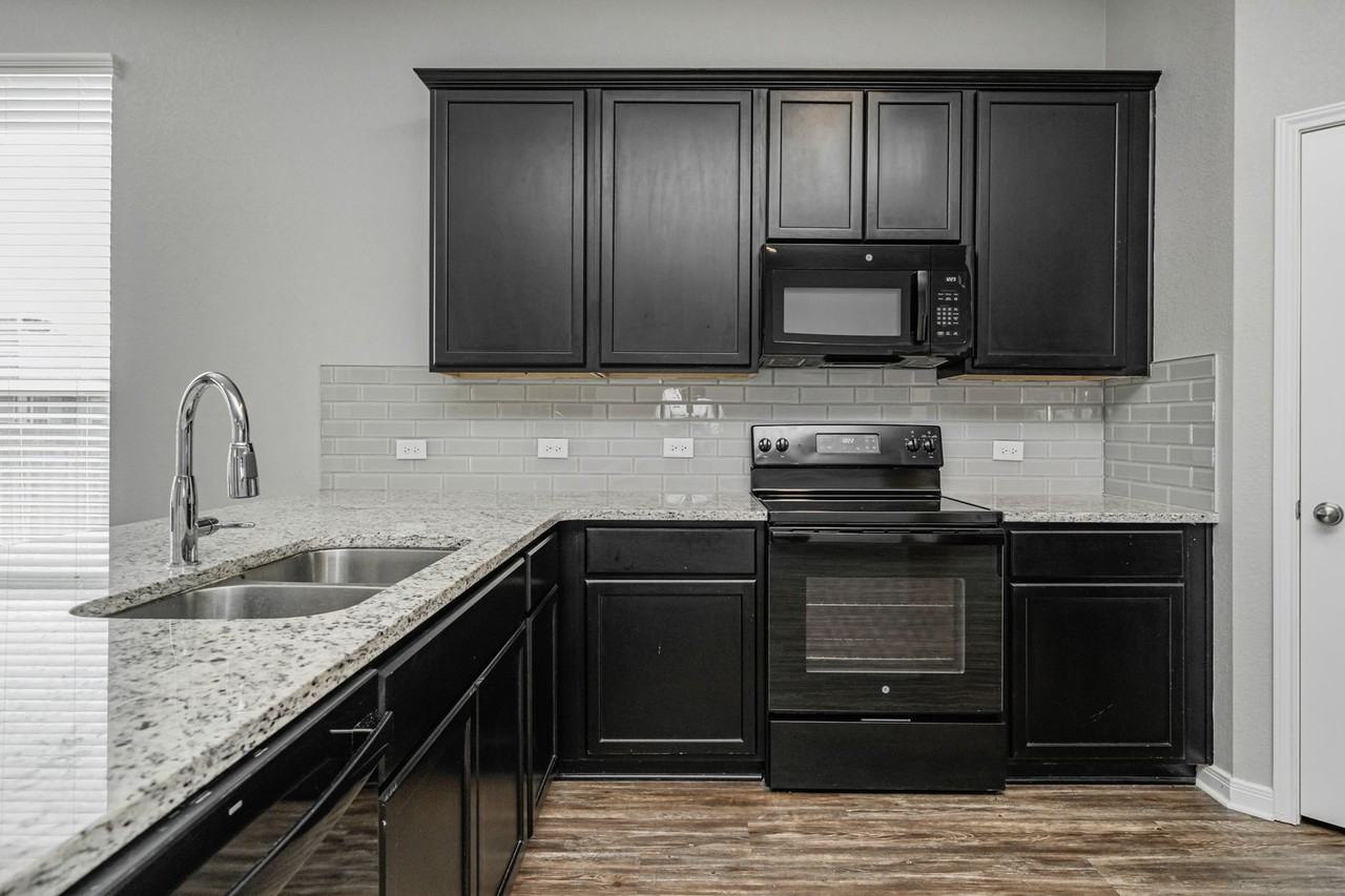 521 Fallbrook Dr - Photo 6 of 50