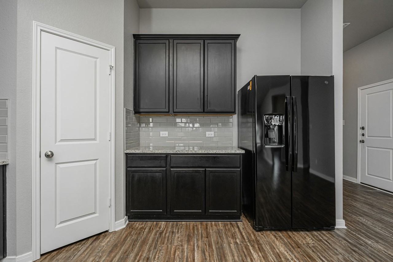 521 Fallbrook Dr - Photo 7 of 50