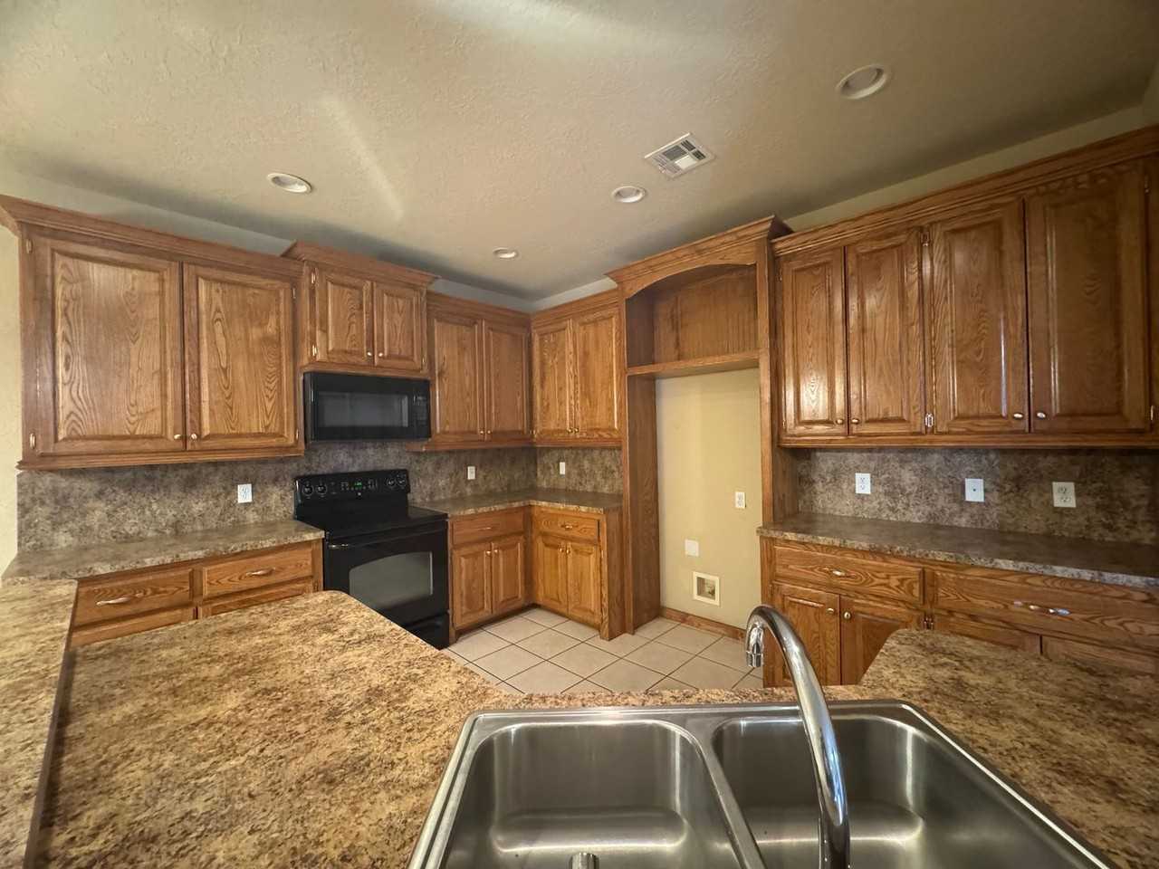 917 Sw 37th St - Photo 5 of 31