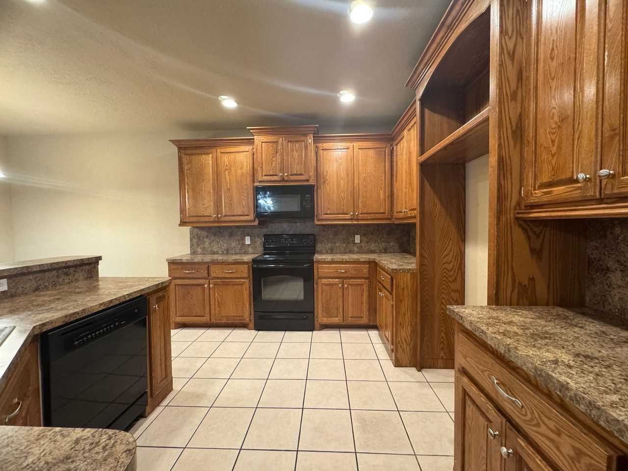 917 Sw 37th St - Photo 6 of 31