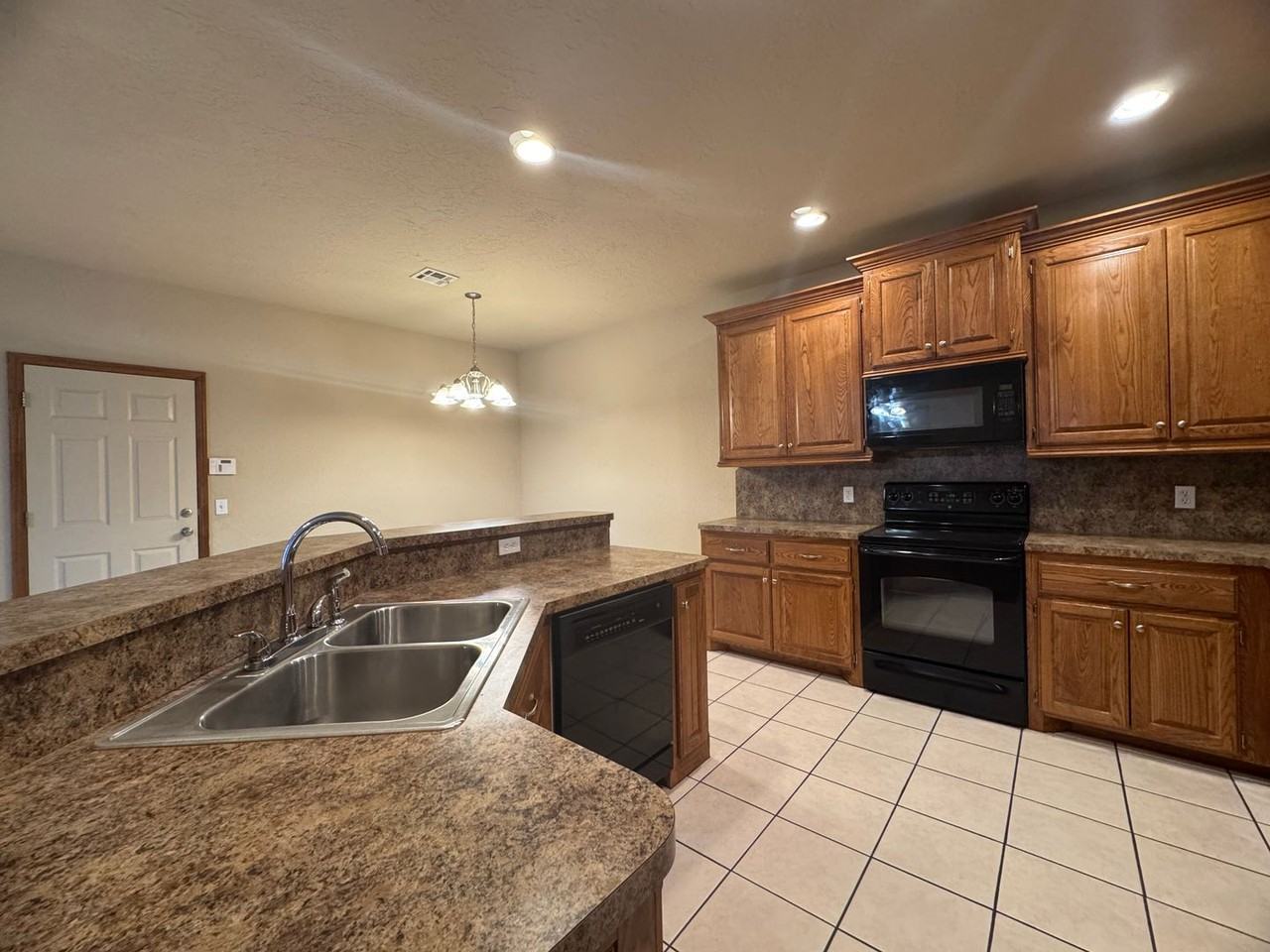 917 Sw 37th St - Photo 7 of 31