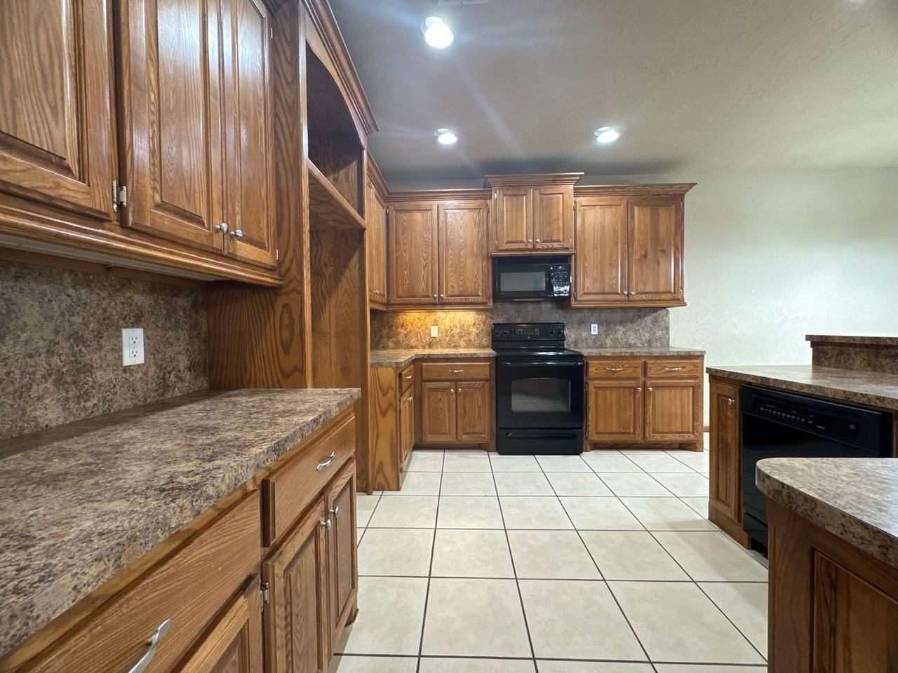 919 Sw 37th St - Photo 7 of 35