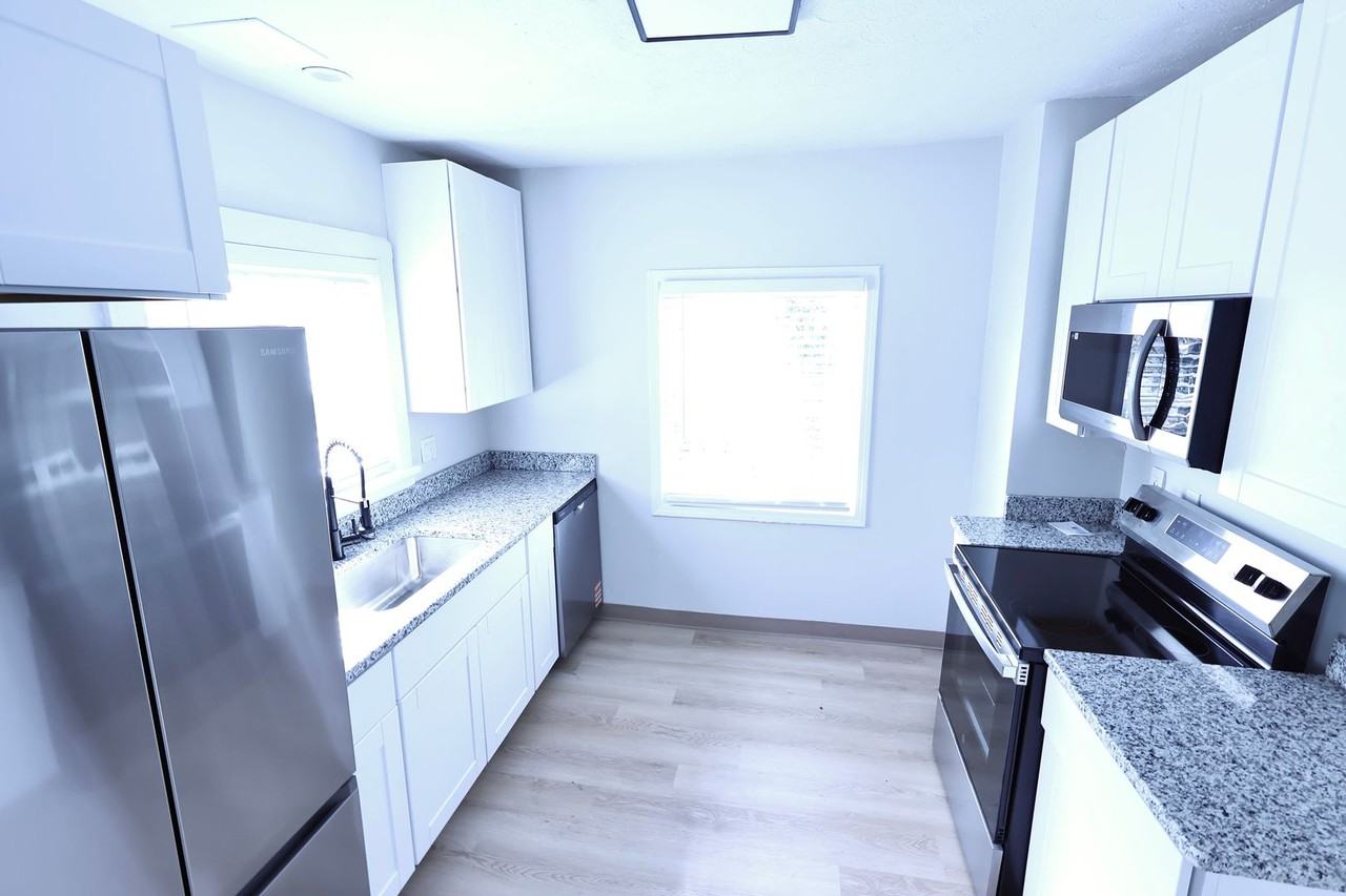 1490 Hillside Ter - Photo 5 of 11