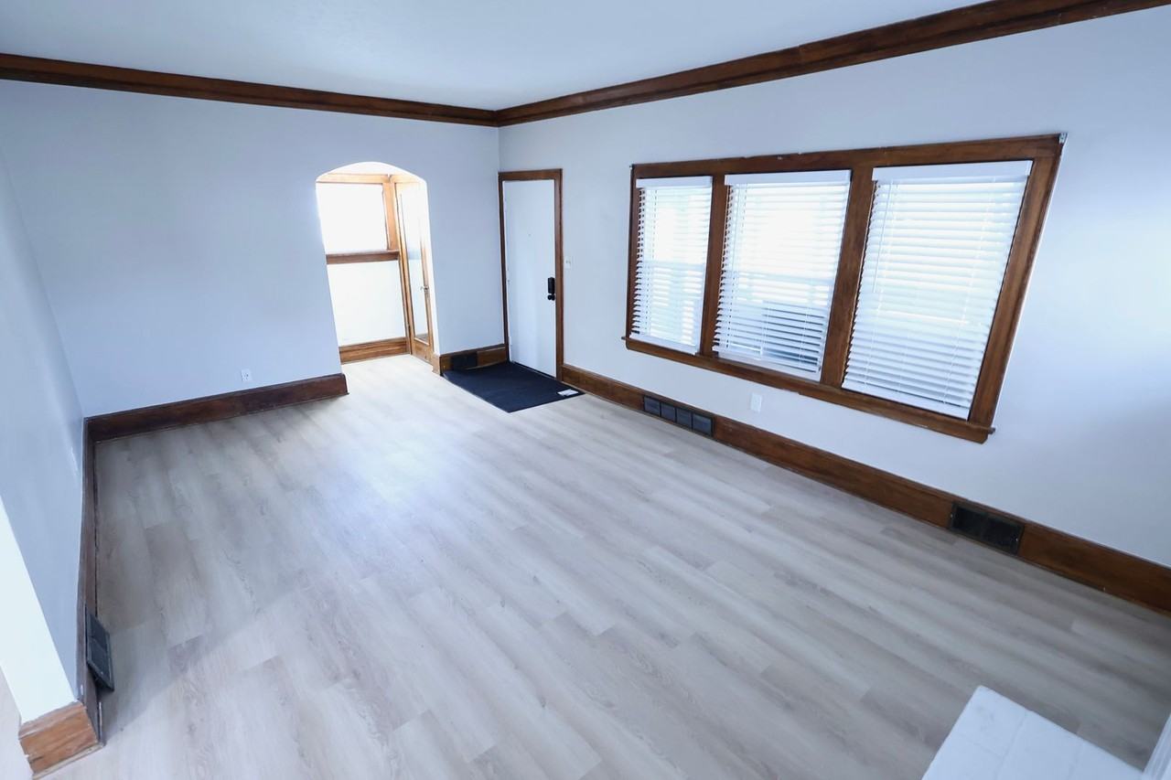 295 Noble Ave - Photo 3 of 17