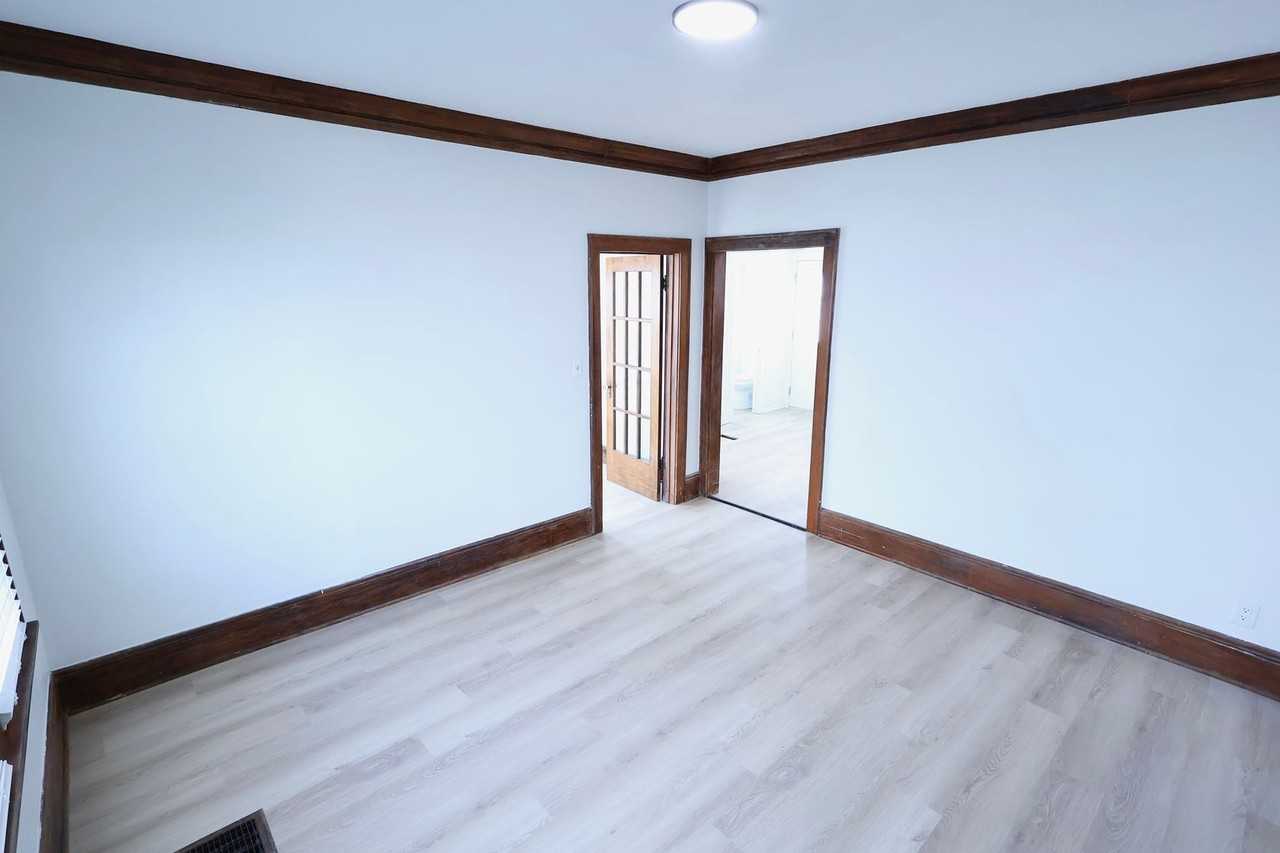 295 Noble Ave - Photo 4 of 17