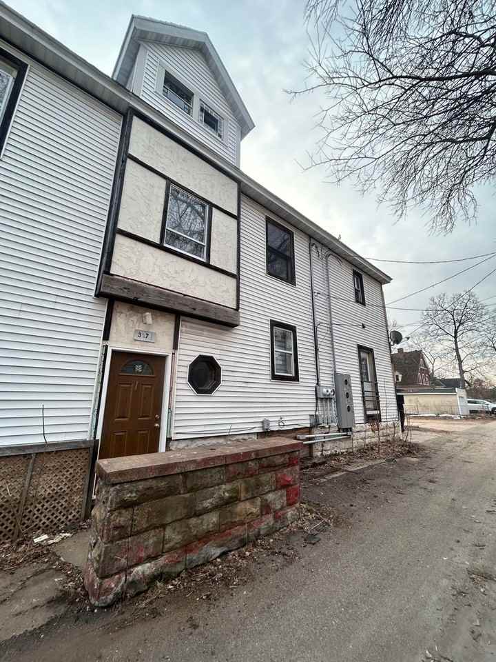 317 Earl St - Photo 2 of 3