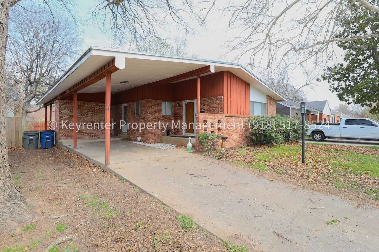 953 E 37th St - Photo 3 of 43