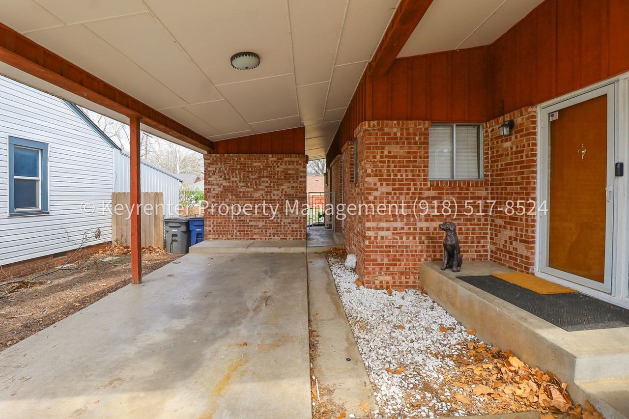 953 E 37th St - Photo 4 of 43