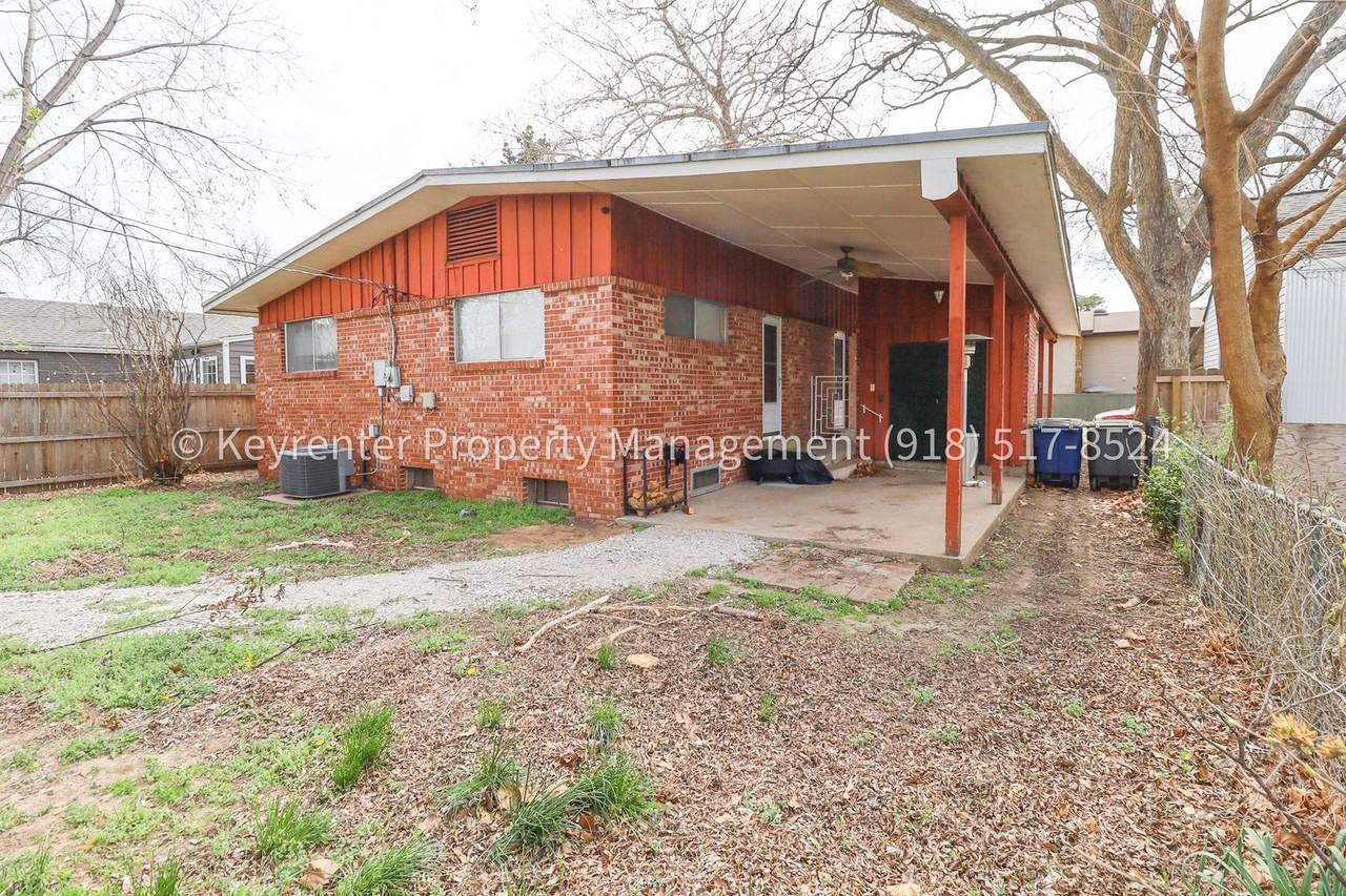 953 E 37th St - Photo 6 of 43