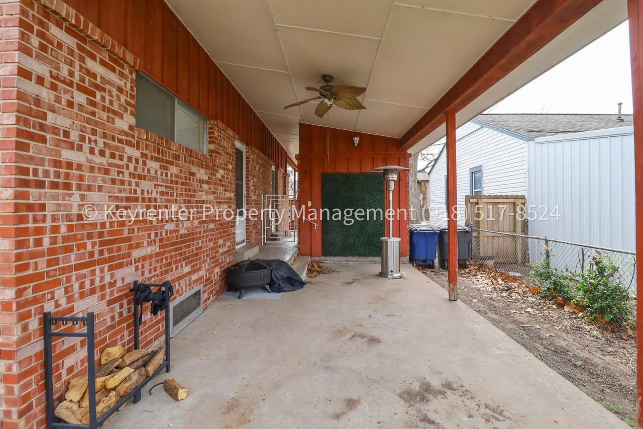 953 E 37th St - Photo 7 of 43