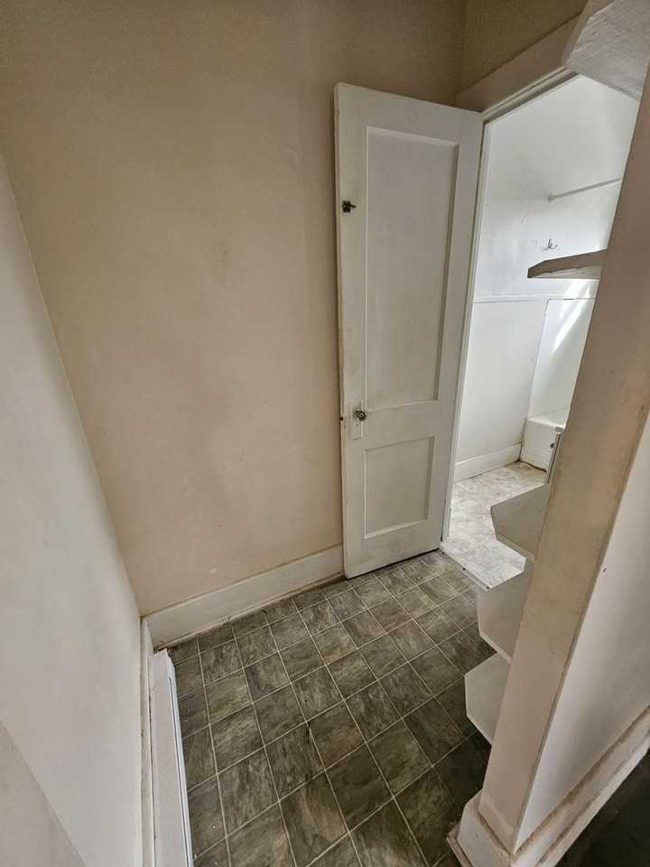 810 E 21st St - Photo 6 of 8