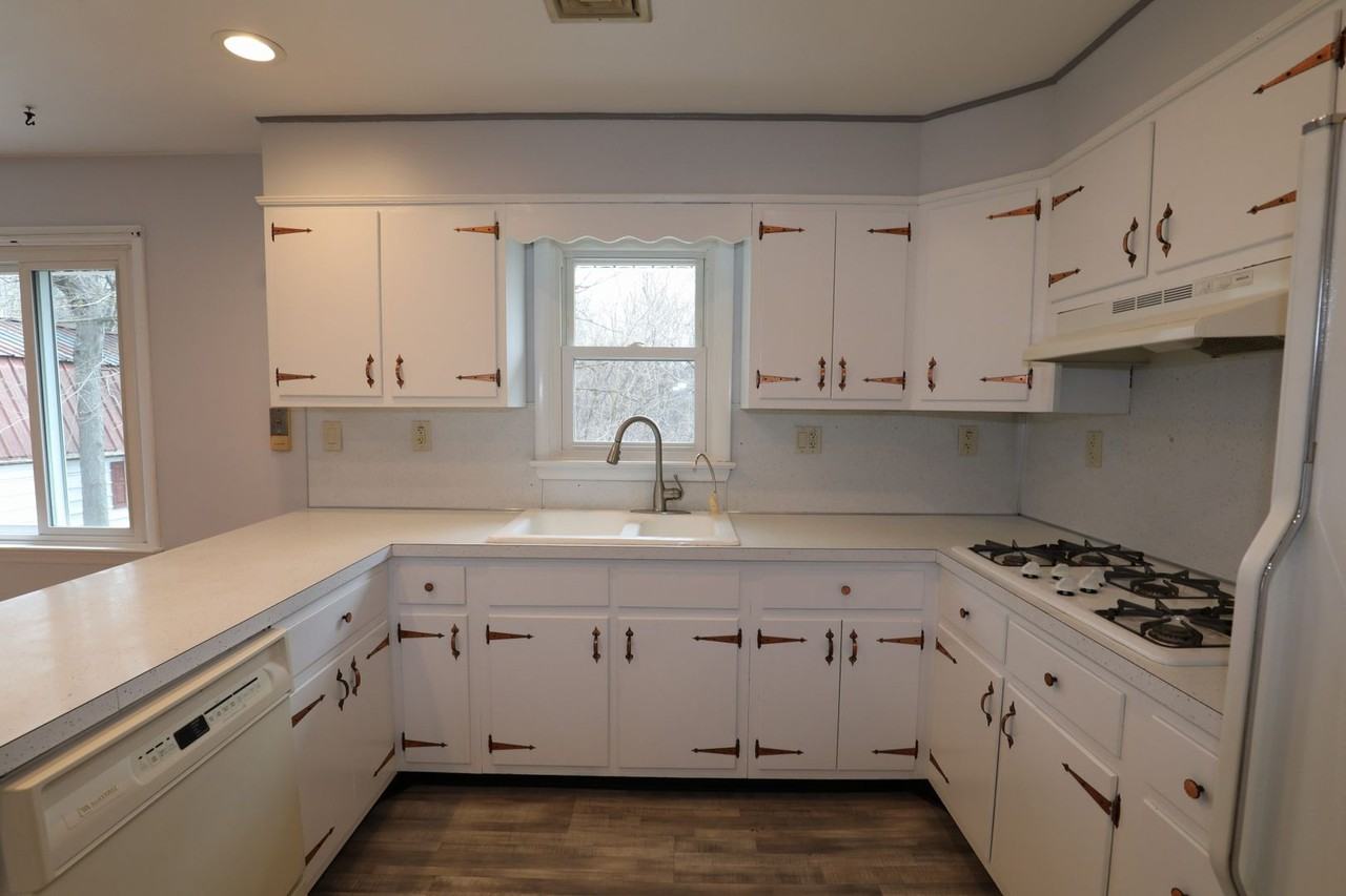 400 Roundtop Rd - Photo 4 of 20