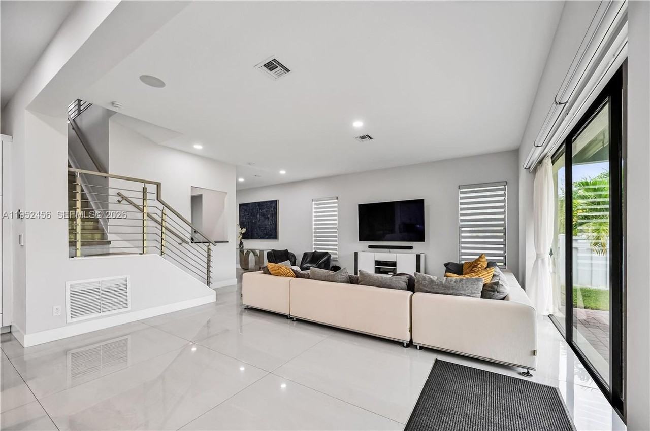 8645 Nw 39th Ct - Photo 4 of 22
