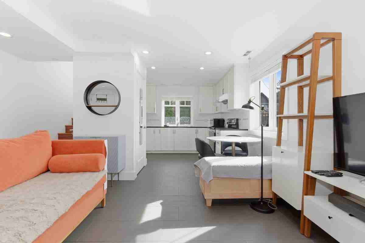 6898 Laurel Street - Photo 7 of 22