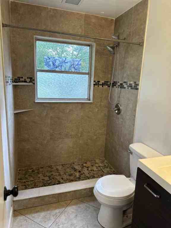 1315 Ne 53rd St - Photo 4 of 6