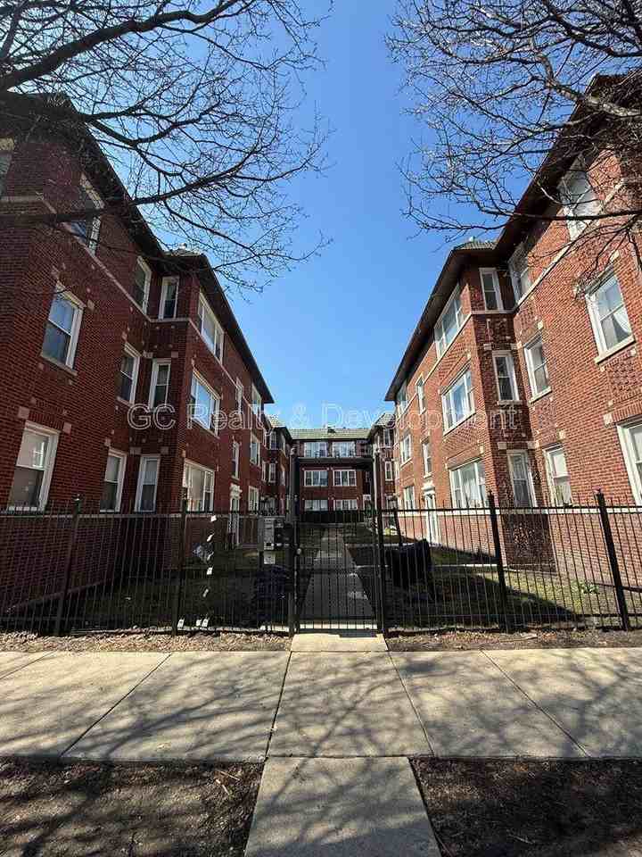 4652 N Saint Louis Ave #3E