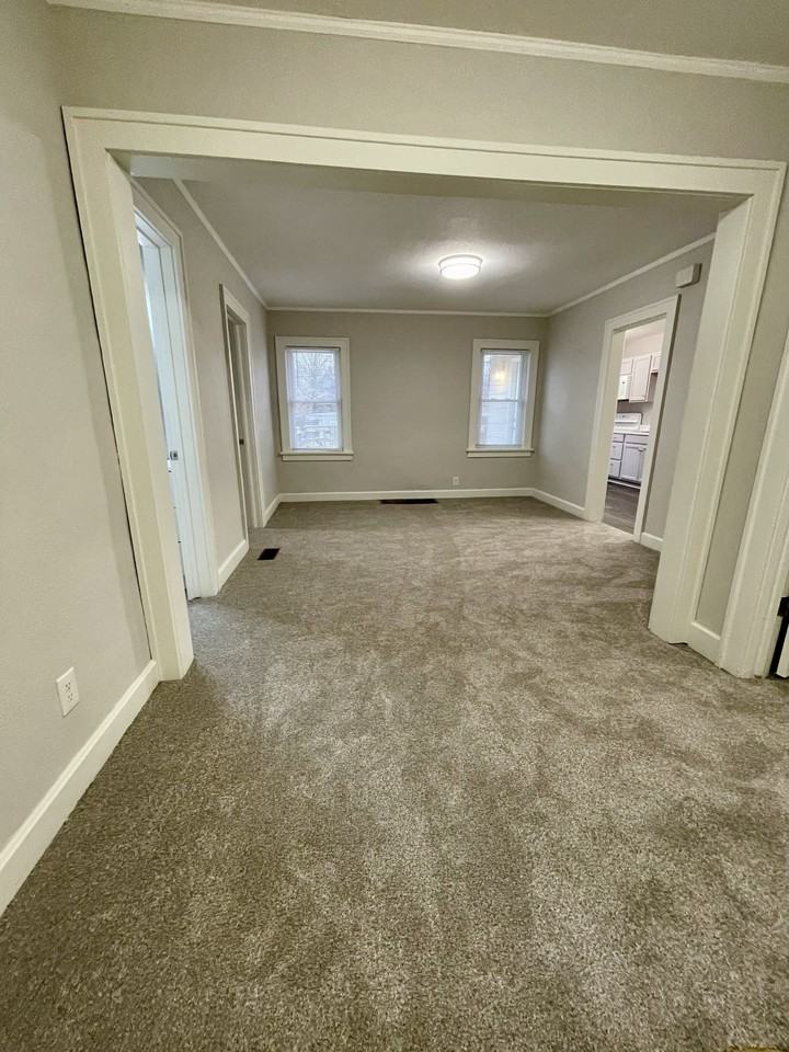 108 S Hawthorne Ave - Photo 2 of 23