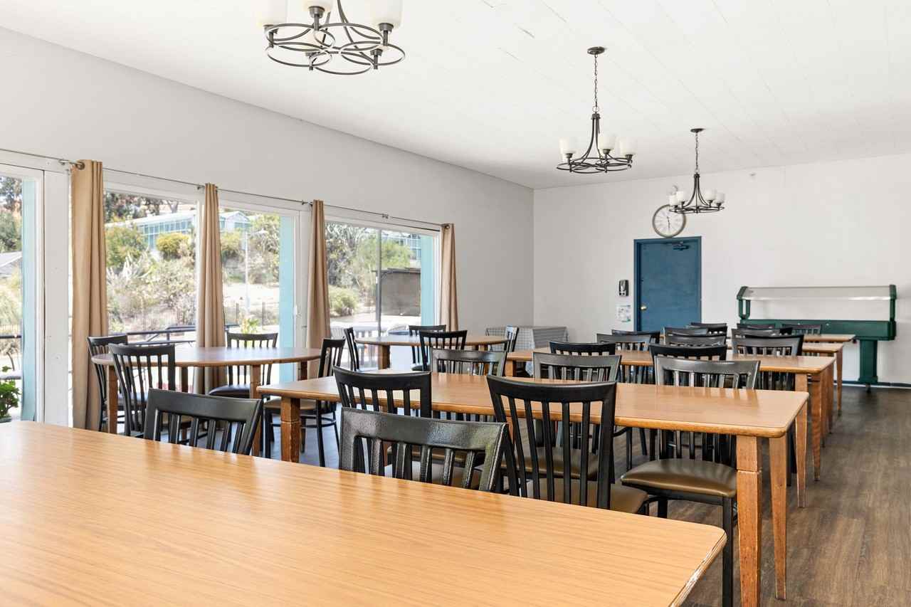 832 Hilgard Ave - Photo 4 of 28