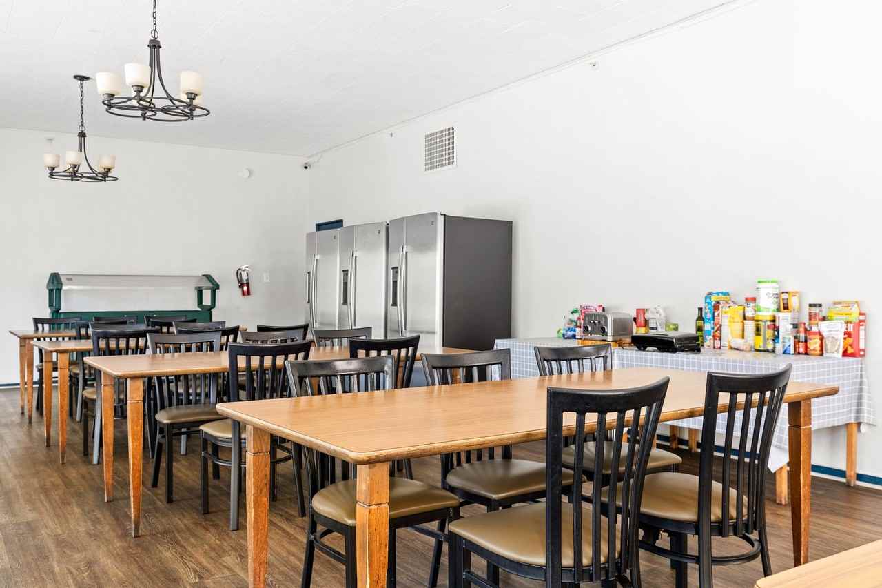 832 Hilgard Ave - Photo 6 of 28