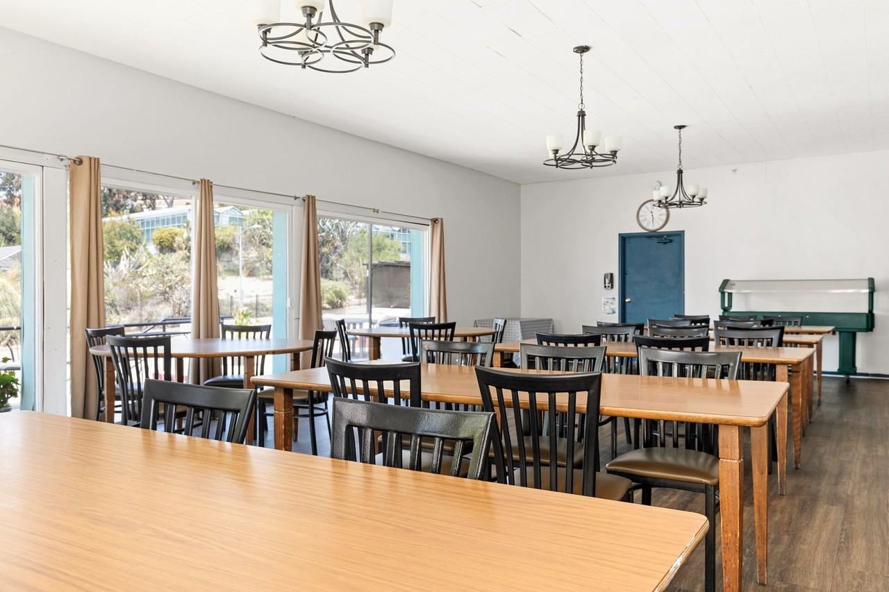 840 Hilgard Ave - Photo 4 of 28