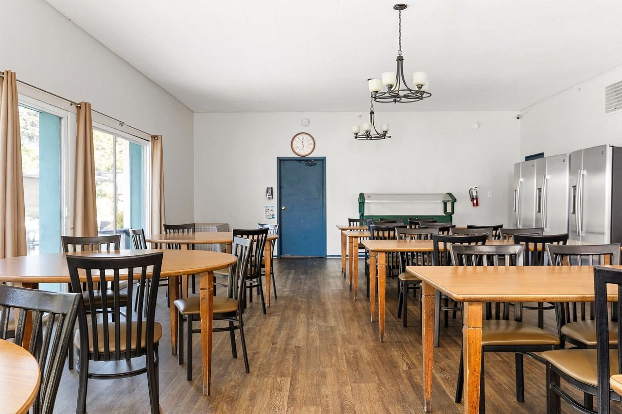 840 Hilgard Ave - Photo 5 of 28