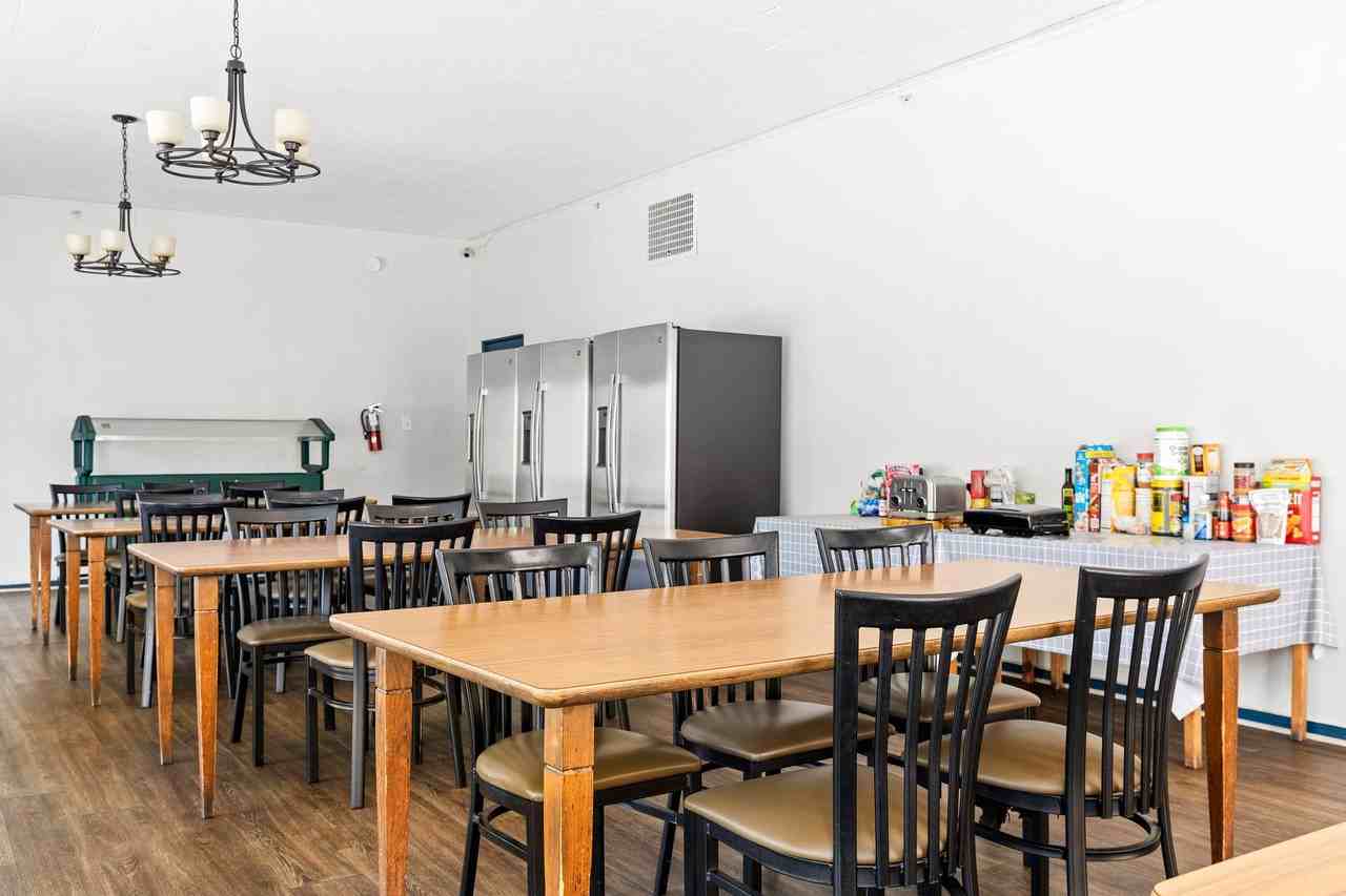 840 Hilgard Ave - Photo 6 of 28