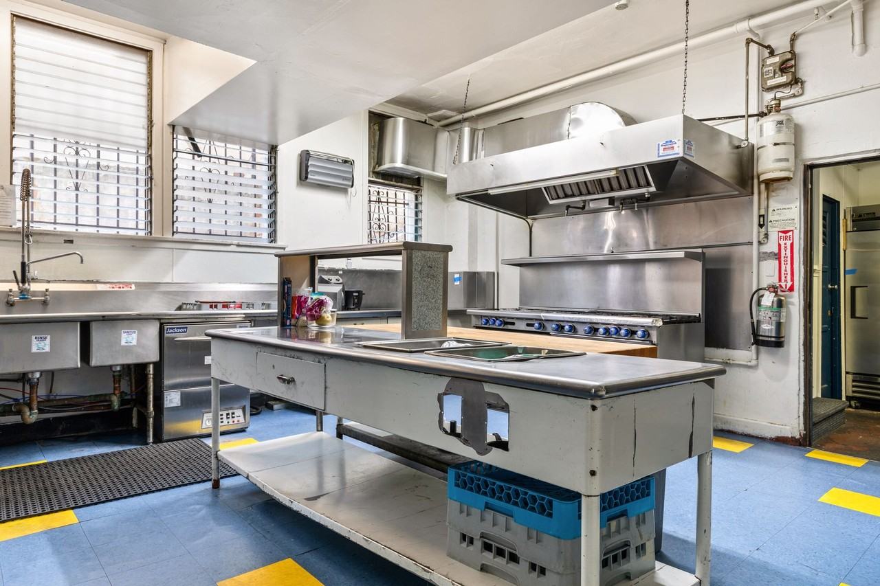 840 Hilgard Ave - Photo 7 of 28