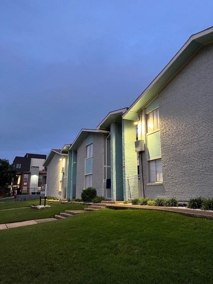 Monarch Court - Photo 2 of 32