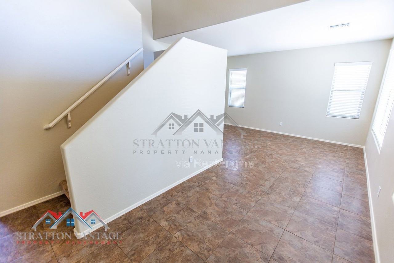 17932 W Caribbean Ln - Photo 7 of 50