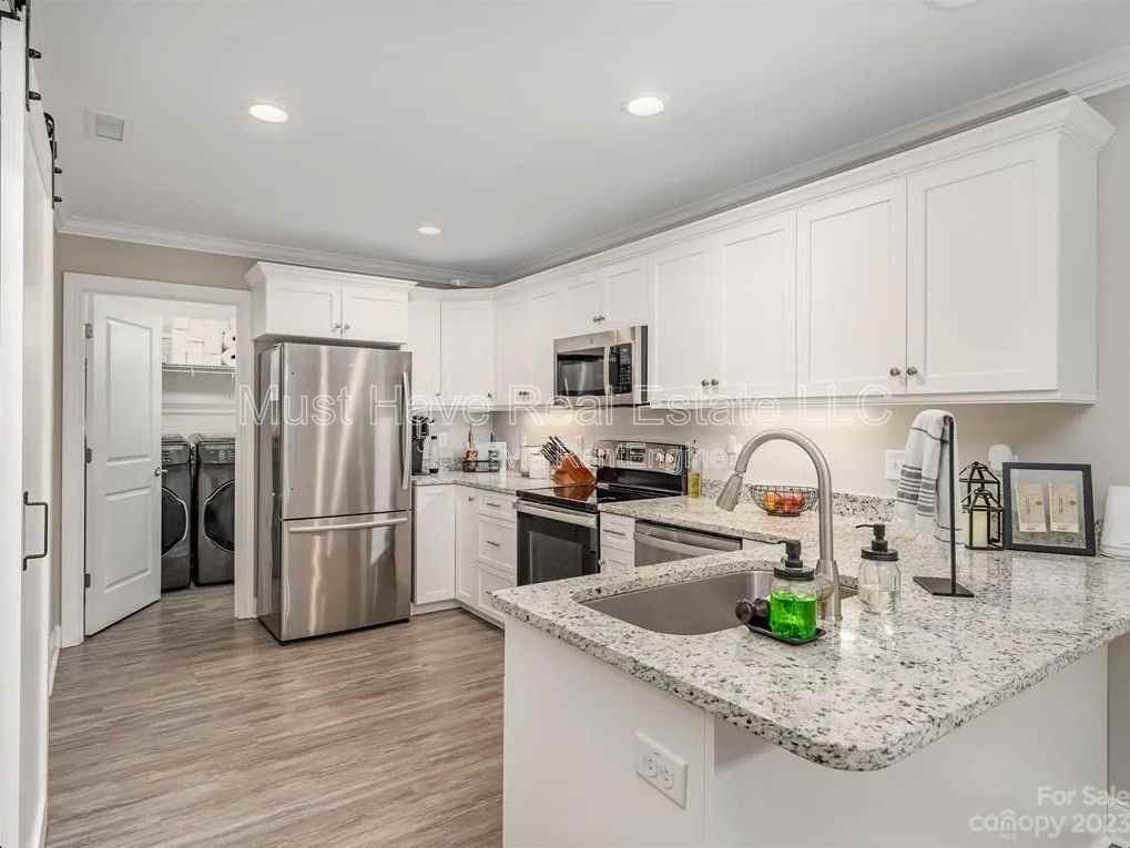 1328 26th Ave Ne - Photo 3 of 12