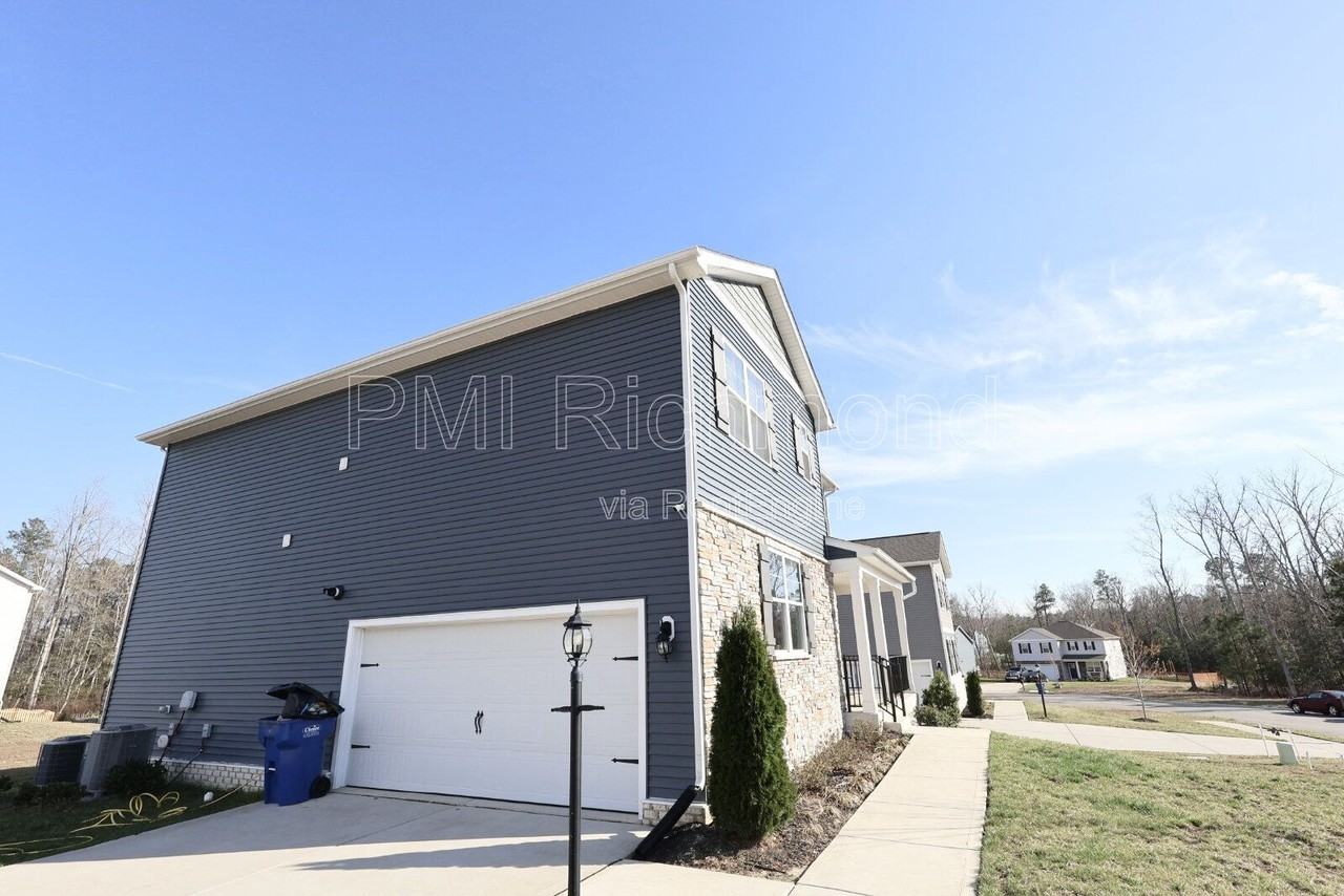 7001 Batten Ct - Photo 3 of 26