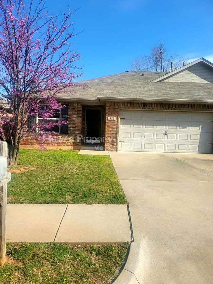 923 W Prairie Wind Way