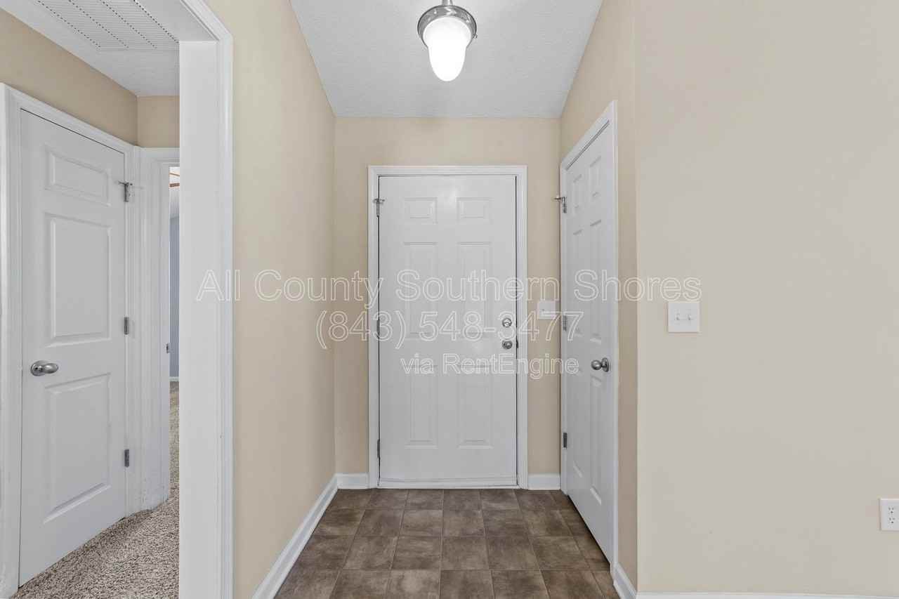 240 Ackerman Dr - Photo 5 of 38