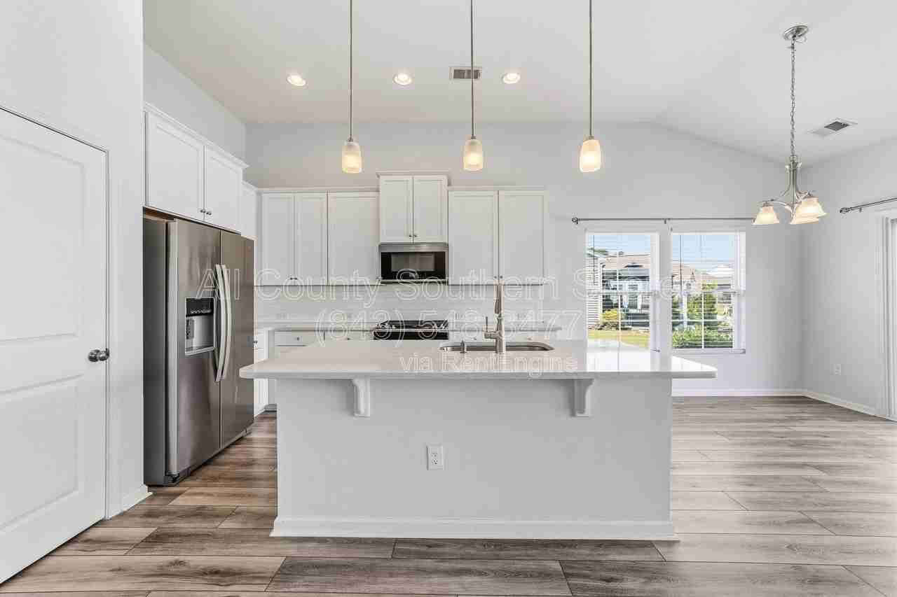 877 Devon Estate Ave - Photo 7 of 41