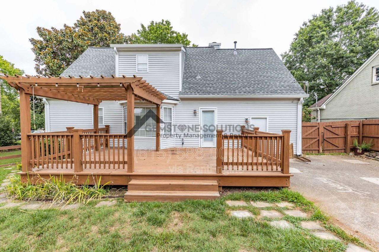 1135 Wedgewood Dr - Photo 3 of 32