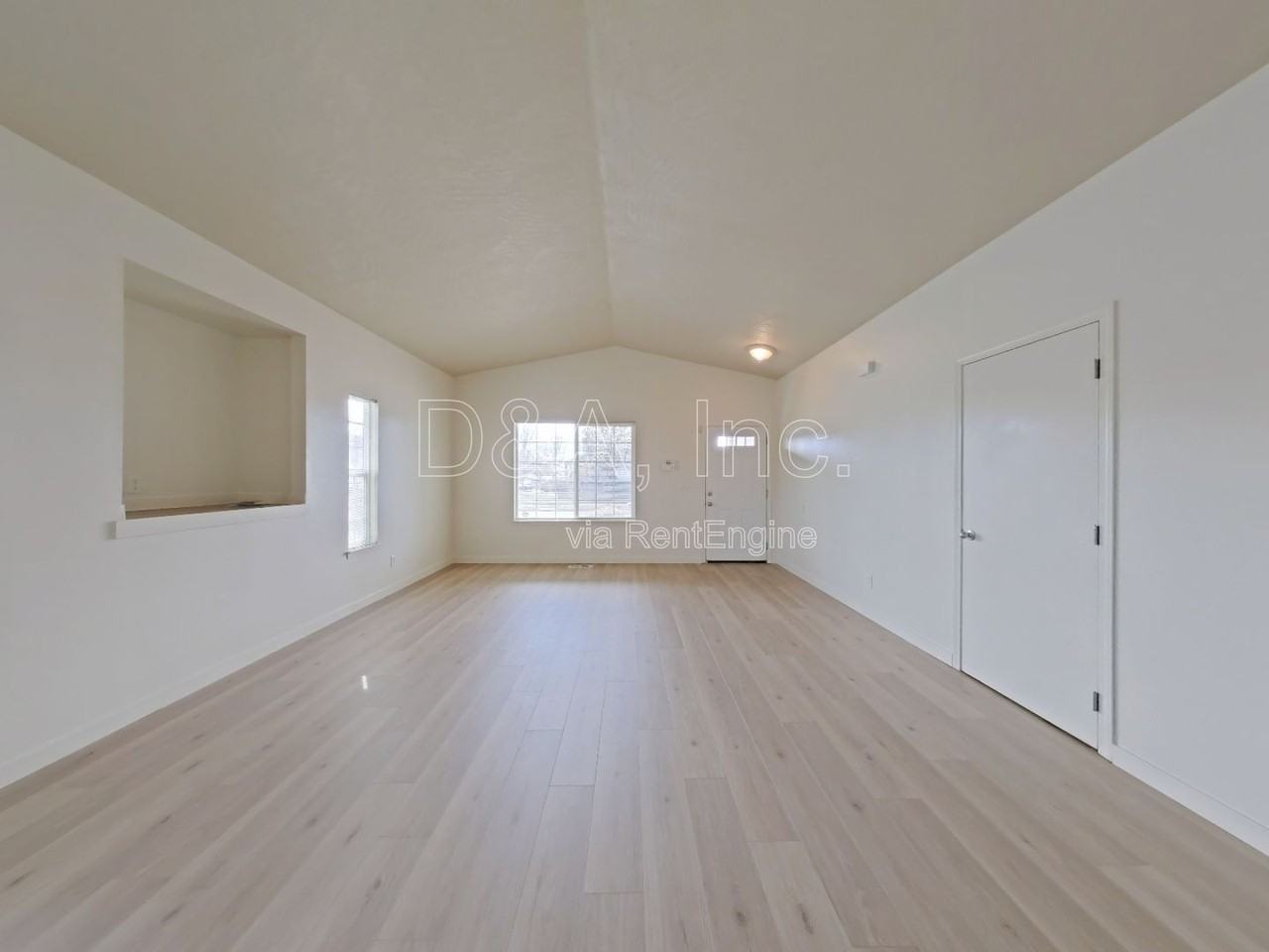 4373 Mackinaw Ave Se - Photo 4 of 19