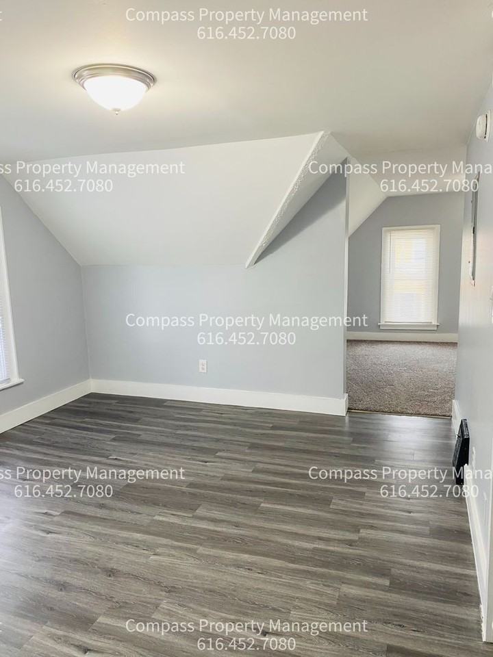 728 Baxter St Se #2 - Photo 2 of 10