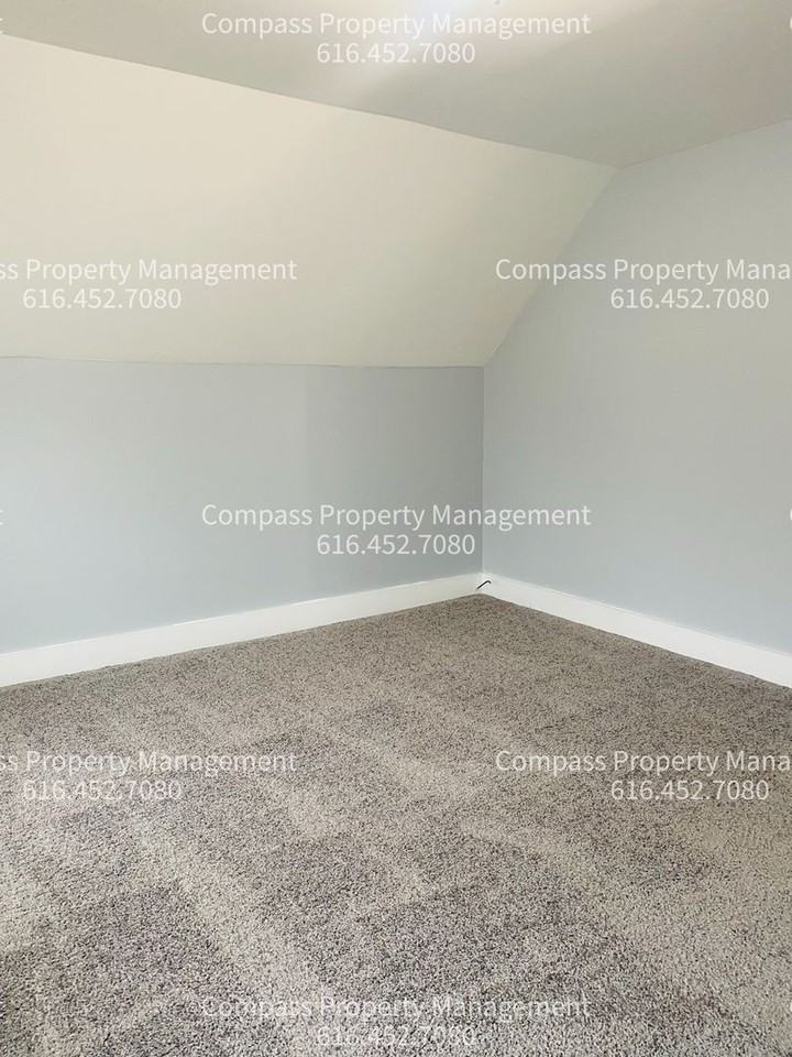 728 Baxter St Se #2 - Photo 4 of 10